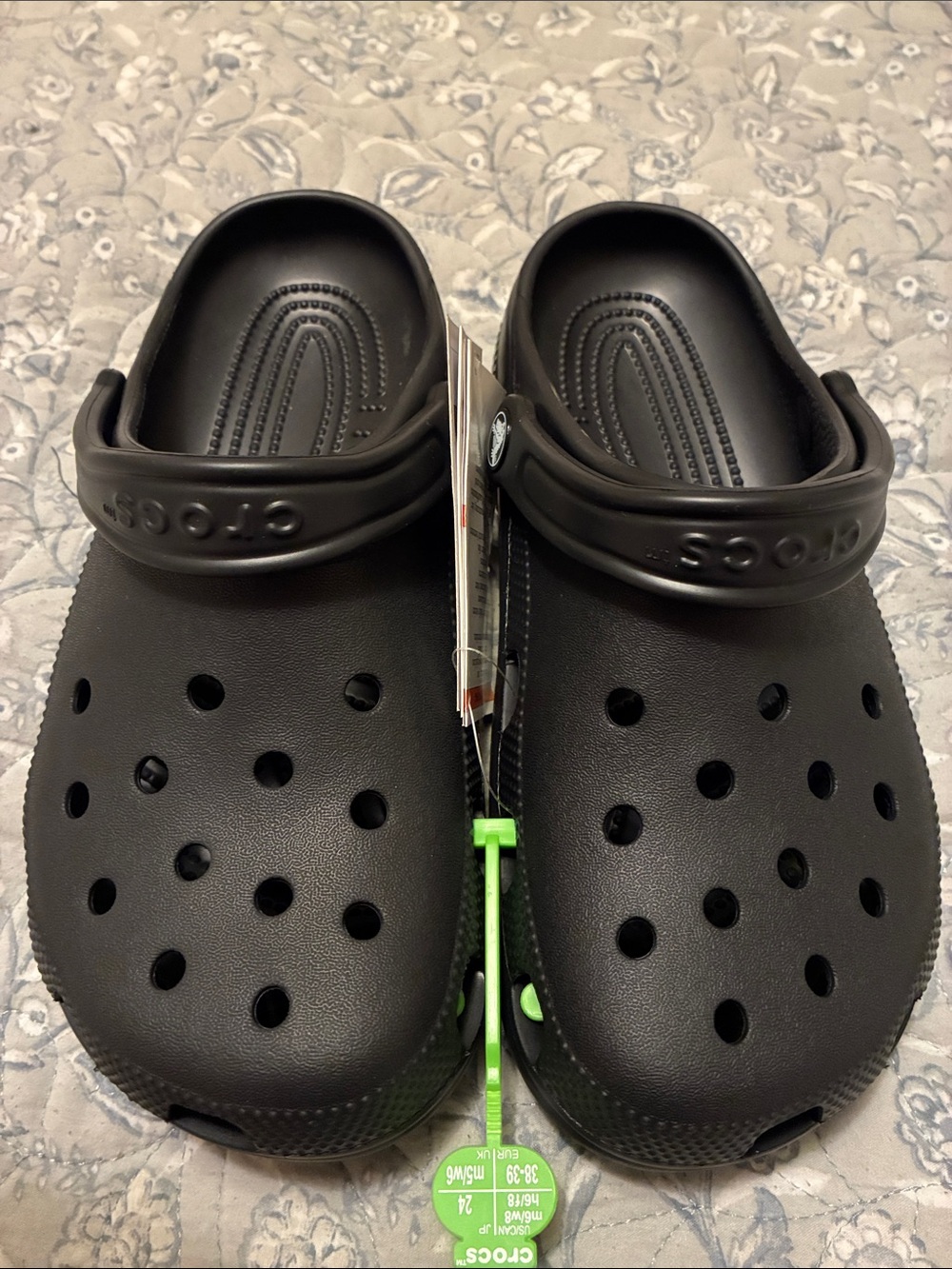CROCS Kids Classic Clog in Black, Unisex Sz: M6/W8 NWT